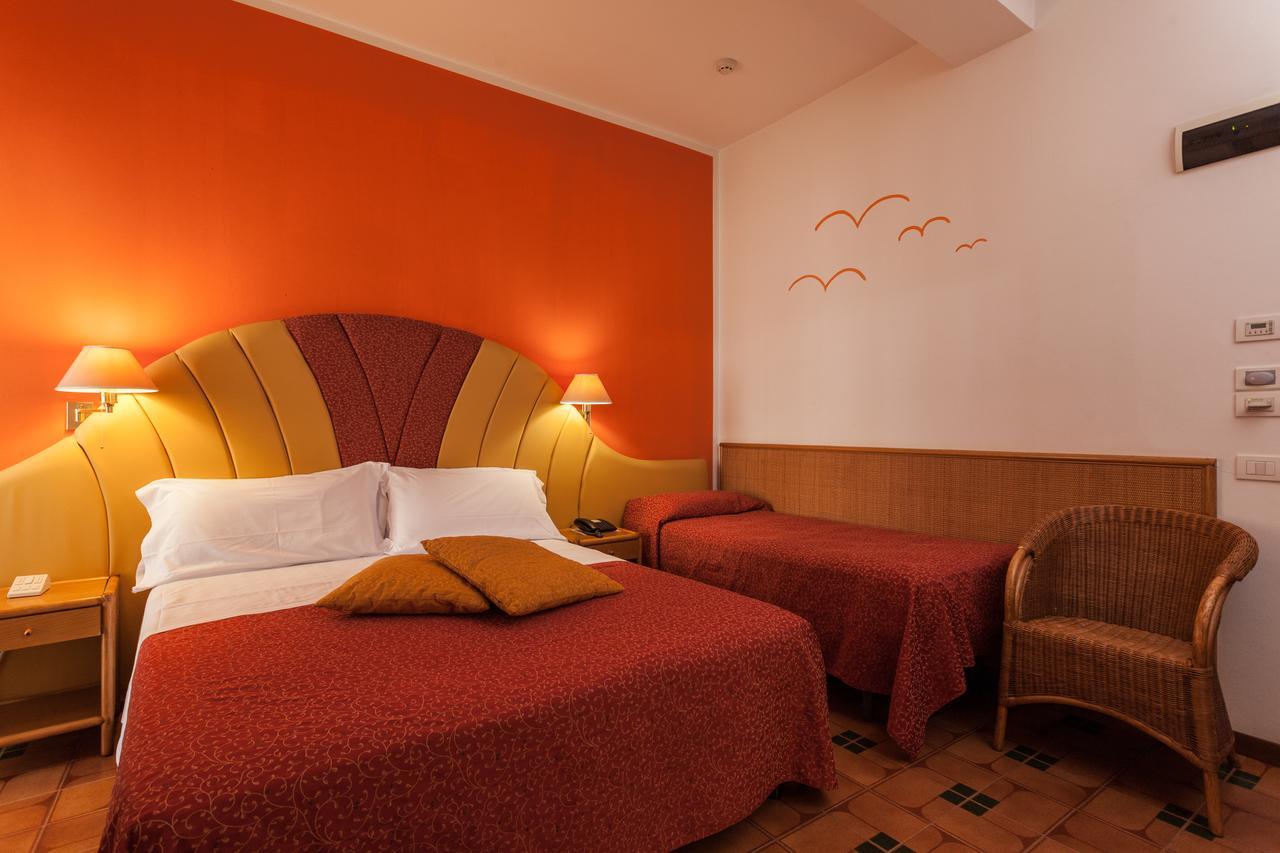 Hotel Resort Marinella กาบิชเชมาเร ภายนอก รูปภาพ