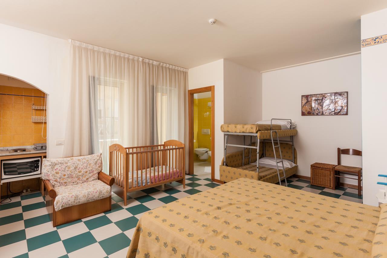 Hotel Resort Marinella กาบิชเชมาเร ภายนอก รูปภาพ