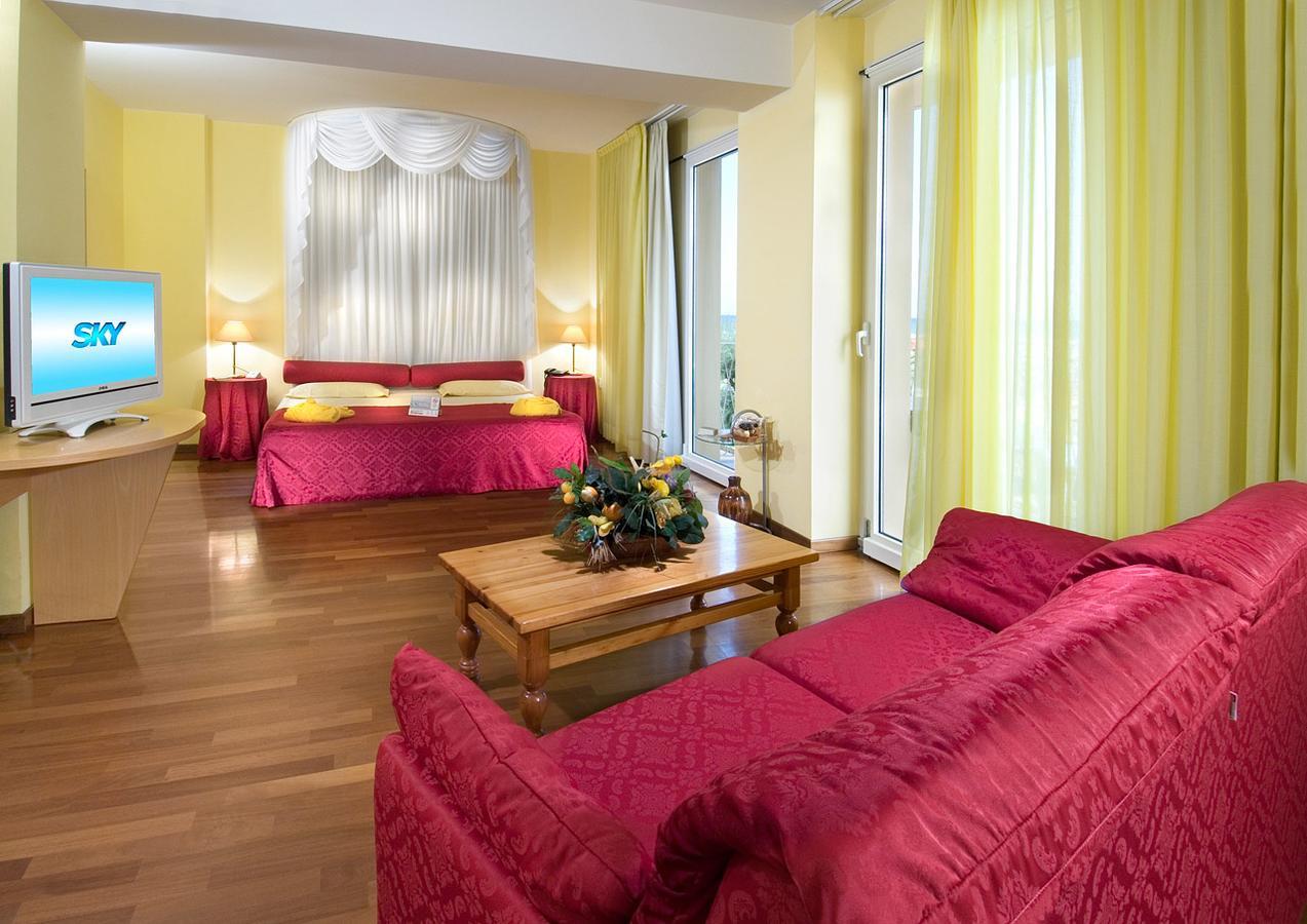 Hotel Resort Marinella กาบิชเชมาเร ภายนอก รูปภาพ
